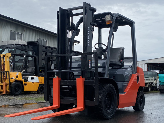 トヨタL&F エンジンフォークリフト 8FD25 3本レバー ヒンジ付き