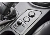 【気持ち良くご納車致します】仕上げ専門スタッフによる、専用ポリッシャーによるボディの磨き仕上げ、ホイール、タイヤハウス内側の清掃、内装の抗菌クリーニング、各部スイッチ、ハンドル、細部の清掃を行います。