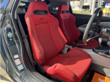 フロントシートはタイプR純正シートが流用されております。赤のシートで雰囲気がガラッと変わりますね。ホールド性もあり乗りやすいシートです。純正シートも両脚ございますので車検も安心です。