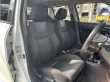 シートはレッドステッチ入ブラックスポーツシートを装備。ホールド感もあり運転しやすいシートになっております。乗り心地もいいので長距離移動でもあまり疲れません。