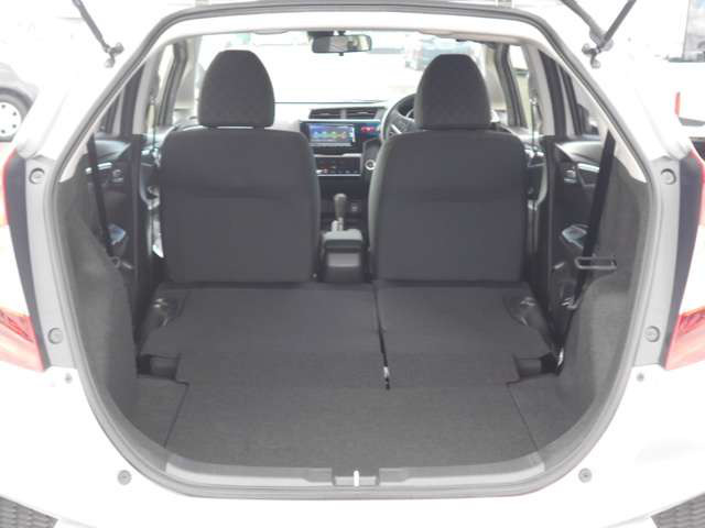 中古車 ホンダ フィット 1 3 13g Lパッケージ 19 000km シルバーメタリック 千葉県 93万円 中古車情報 中古車検索なら 車選びドットコム