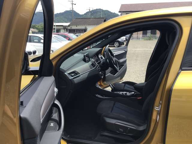 中古車 Bmw X2 M35i 4wd 1 000km ゴールド 静岡県 448万円 中古車情報 中古車検索なら 車選びドットコム