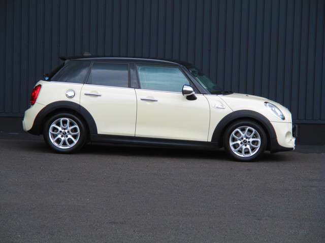 中古車 Bmw ミニ クーパー S の中古車詳細 22 000km ホワイトブラック 群馬県 268万円 中古車情報 中古車検索なら 車 選びドットコム 車選び Com