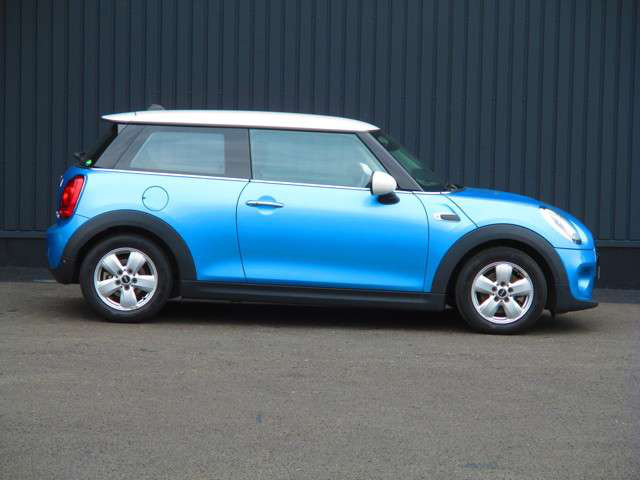 中古車 Bmw ミニ クーパー D の中古車詳細 26 000km ブルーホワイト 群馬県 245万円 中古車情報 中古車検索なら 車 選びドットコム 車選び Com
