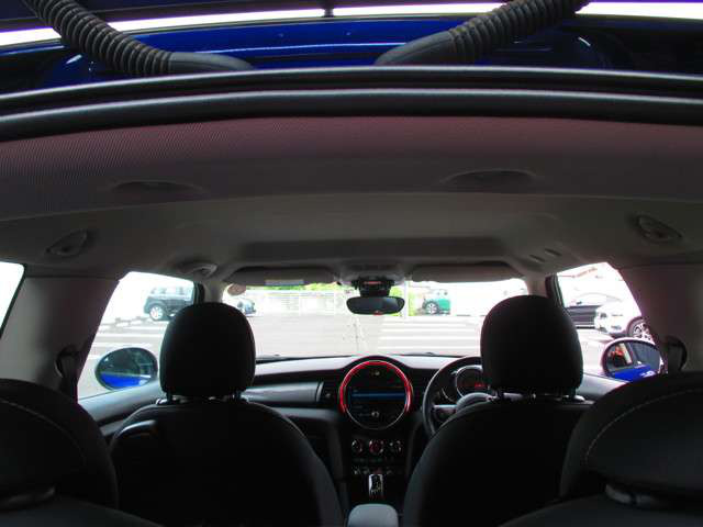 中古車 Bmw ミニ クーパー D の中古車詳細 26 000km ブルーホワイト 群馬県 245万円 中古車情報 中古車検索なら 車 選びドットコム 車選び Com