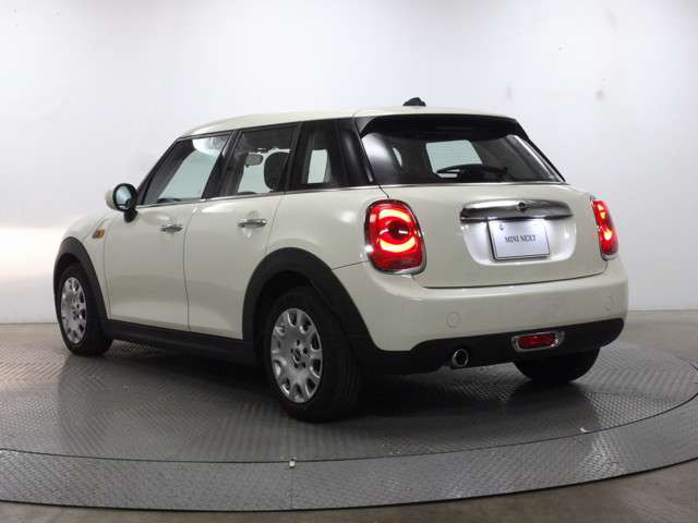 中古車 Bmw Mini ミニ ワン 5ドア Dct の中古車詳細 15 000km ホワイト 神奈川県 269万円 中古車情報 中古 車検索なら 車選びドットコム 車選び Com