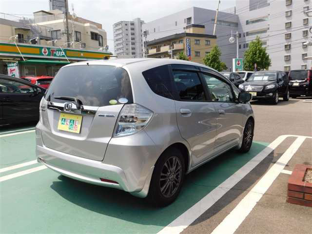 中古車 ホンダ フィットハイブリッド 61 000km シルバー 広島県 60 5万円 中古車情報 中古車検索なら 車選びドットコム 車選び Com