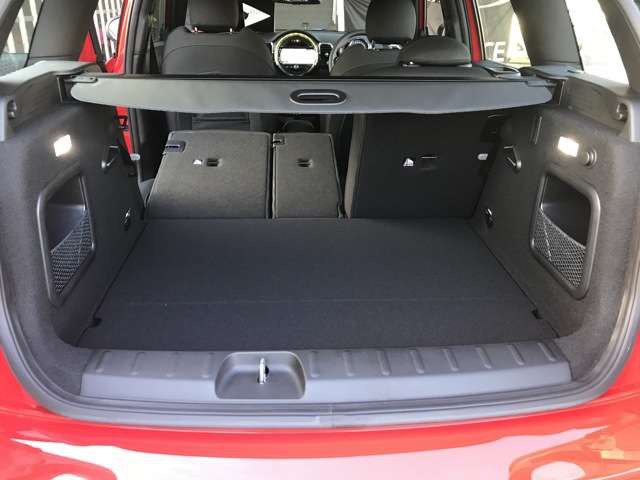 中古車 Bmw ミニクラブマン クーパー S の中古車詳細 1 000km レッド 静岡県 368万円 中古車情報 中古車検索なら 車選びドットコム 車選び Com