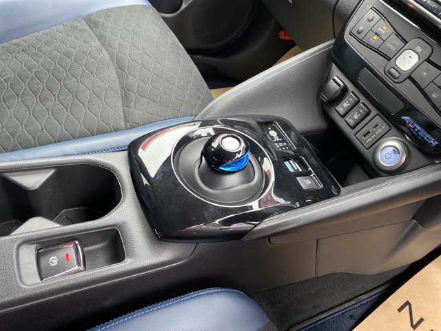 中古車 日産 リーフ E Autech の中古車詳細 12 000km ブルーブラックツートン 福島県 385万円 中古車情報 中古車検索なら 車選びドットコム 車選び Com