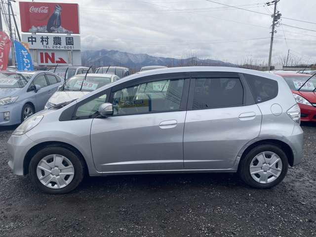 中古車 ホンダ フィットハイブリッド 76 000km シルバー 長野県 24 8万円 中古車情報 中古車検索なら 車選びドットコム 車選び Com