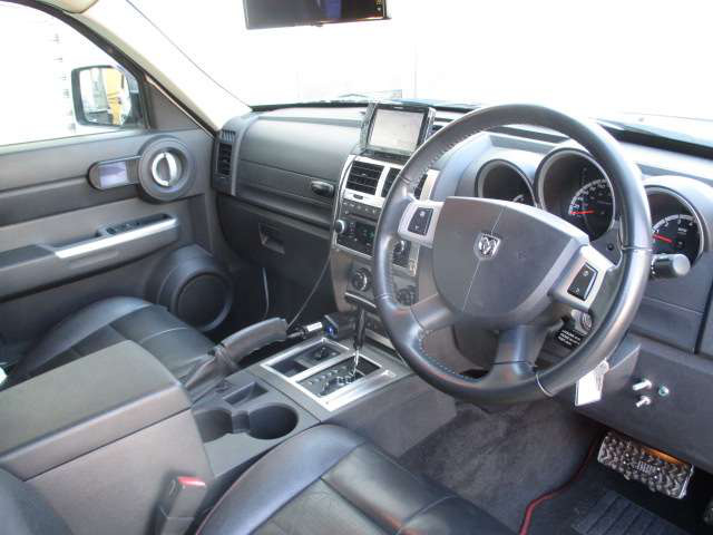 中古車 ダッジ ナイトロ R T 黒革4wd Sdナビbカメラwマフラー の中古車詳細 91 000km ホワイト 埼玉県 万円 中古 車情報 中古車検索なら 車選びドットコム 車選び Com