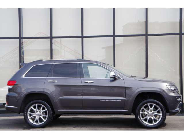 中古車 クライスラー ジープ グランドチェロキー サミット 4wd の中古車詳細 51 000km グレーメタリック 千葉県 368万円 中古車情報 中古車検索なら 車選びドットコム 車選び Com