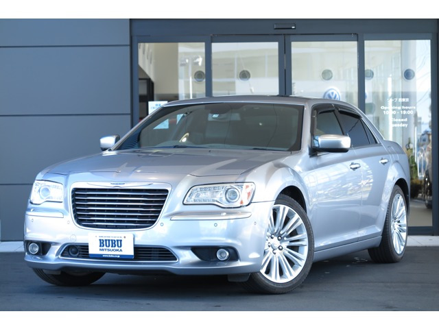 中古車 クライスラー 300 C ラグジュアリー の中古車詳細 53 000km シルバー 東京都 195 7万円 中古車情報 中古車 検索なら 車選びドットコム 車選び Com