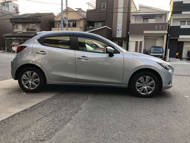 中古車 マツダ デミオ 1 3 13c の中古車詳細 11 000km シルバーメタリック 大阪府 87 8万円 中古車情報 中古車検索なら 車選びドットコム 車選び Com