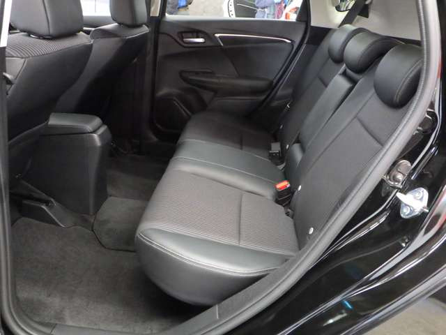 中古車 ホンダ フィット 1 5 ハイブリッド L ホンダセンシング 4wd の中古車詳細 14 000km ブラック 秋田県 178 8万円 中古車情報 中古車検索なら 車選びドットコム 車選び Com