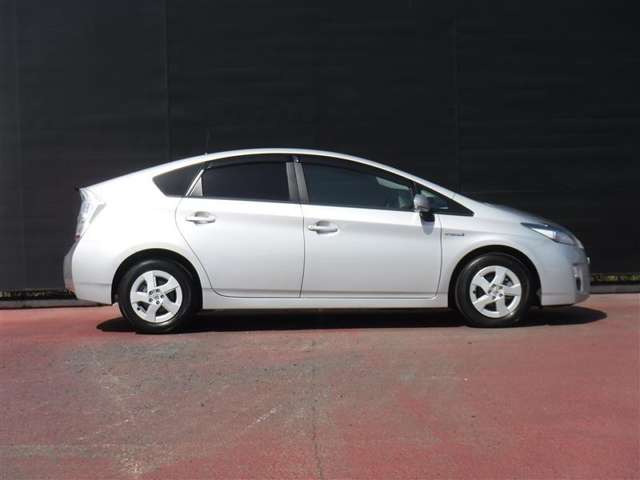 中古車 トヨタ プリウス 1 8 S の中古車詳細 7 000km シルバーメタリック 埼玉県 68 2万円 中古車情報 中古車検索なら 車選びドットコム 車選び Com