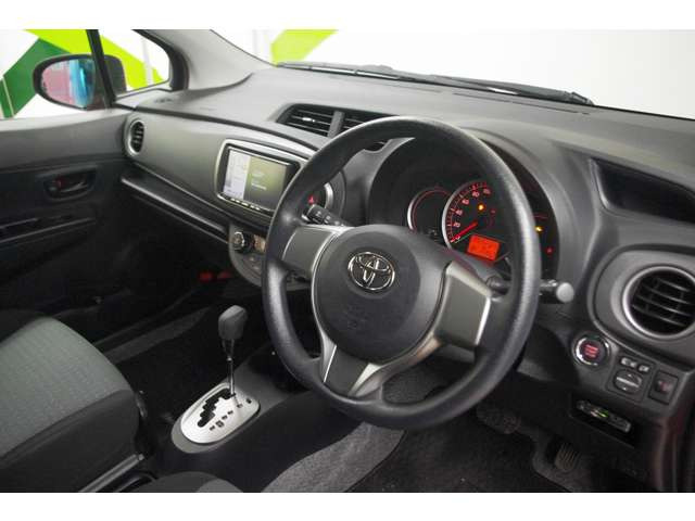 中古車 トヨタ ヴィッツ 1 3 F スマイルエディション 4wd の中古車詳細 25 000km レッド 青森県 69 8万円 中古車情報 中古車検索なら 車選びドットコム 車選び Com