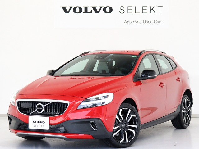 中古車 ボルボ V40クロスカントリー D4 モメンタム ディーゼル の中古車詳細 6 000km レッド 東京都 277万円 中古車情報 中古車検索なら 車選びドットコム 車選び Com