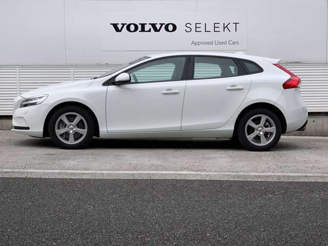 中古車 ボルボ V40 T3 キネティック の中古車詳細 43 000km ホワイト 神奈川県 155万円 中古車情報 中古車検索なら 車 選びドットコム 車選び Com