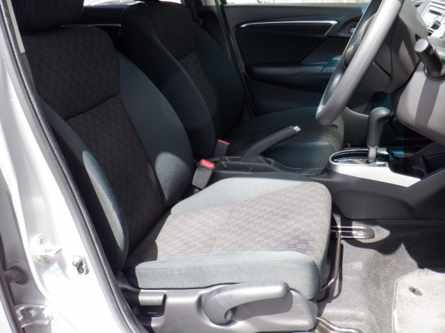 中古車 ホンダ フィット 1 3 13g Fパッケージ の中古車詳細 58 000km シルバー 宮城県 71 8万円 中古車情報 中古車 検索なら 車選びドットコム 車選び Com