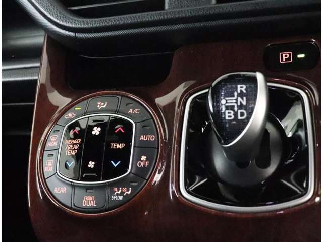 中古車 トヨタ ノア 1 8 ハイブリッド Si W B Ii の中古車詳細 12 000km ブラックグリーンメタリック 大阪府 279万円 中古車情報 中古車検索なら 車選びドットコム 車選び Com