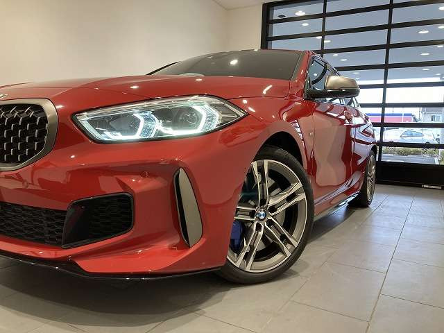 中古車 Bmw M135i Xドライブ 4wd の中古車詳細 8 000km レッド 東京都 458万円 中古車情報 中古車検索なら 車 選びドットコム 車選び Com