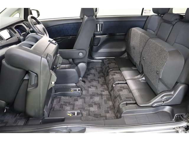 中古車 トヨタ アイシス 1 8 プラタナ Vセレクション の中古車詳細 11 000km シルバーメタリック 京都府 139 7万円 中古車情報 中古車検索なら 車選びドットコム 車選び Com