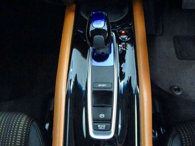 中古車 ホンダ ヴェゼル 1 5 ハイブリッド Z ホンダセンシング の中古車詳細 42 000km レッドメタリック 愛媛県 199 8万円 中古車情報 中古車検索なら 車選びドットコム 車選び Com