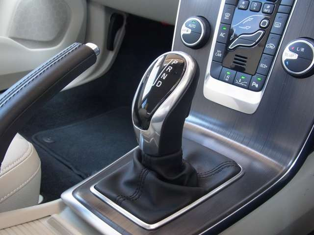 中古車 ボルボ V40 D4 Se ディーゼル の中古車詳細 30 000km ホワイトパール 徳島県 179万円 中古車情報 中古車 検索なら 車選びドットコム 車選び Com