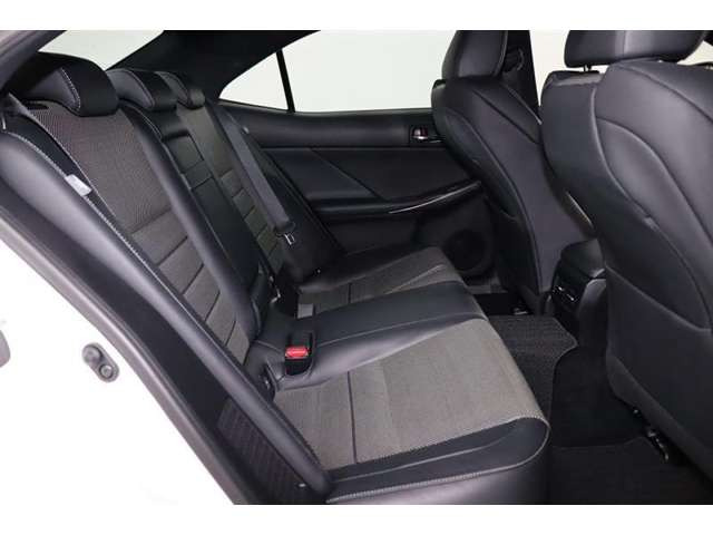 中古車 レクサス Is300h Fスポーツ の中古車詳細 26 000km ホワイトメタリック 福岡県 269万円 中古車情報 中古車 検索なら 車選びドットコム 車選び Com