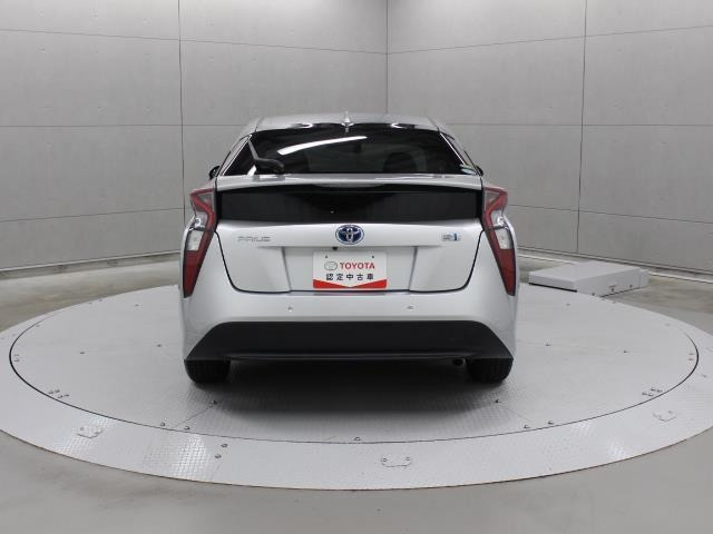 中古車 トヨタ プリウス 1 8 S セーフティ プラス の中古車詳細 27 000km シルバーメタリック 兵庫県 172 8万円 中古車情報 中古車検索なら 車選びドットコム 車選び Com