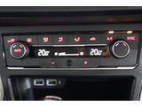 運転席と助手席の室温設定が別々にできるオートエアコン。空調設定は操作しやすいダイヤル式。