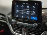 8インチのタブレット型タッチスクリーン。スマホとの接続にも対応し、Apple CarPlayおよびAndroid Autoとの互換性を備えている。