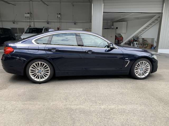 中古車 Bmw 4iグランクーペ ラグジュアリー の中古車詳細 49 000km ダークブルー 鹿児島県 217 5万円 中古車情報 中古車検索なら 車選びドットコム 車選び Com