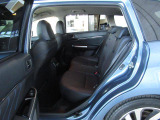 フロント、リアシートともにシートバックの硬さの異なる素材を使用し、長距離でも疲れにくい車内空間にしています。