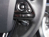 同じく、右には、インフォメーションパネル切り替えスイッチやトヨタセーフティーセンスの各種スイッチが付いています。ハンドル奥にあるクルーズコントロールは、便利な前車追従式です。