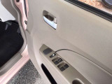パワーウインドウのスイッチは、運転席のドアにあります。