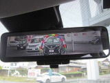 ルームミラー上に車両後方カメラの映像を映し出すことで車内の状況、天候に影響を受けずに後方視界が得られます。