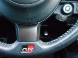 GRマークのハンドルには、高速道路で便利な、クルーズコントロールが付いています。前車両追従式ではありません。