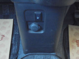 ダッシュ中央下部には、運転席シートヒータースイッチ。 12V電源ソケットもこの位置に。