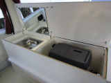 シンク・13L給排水タンク・14L冷蔵庫を備えたキッチンはフタ付きで使わない時はスマート