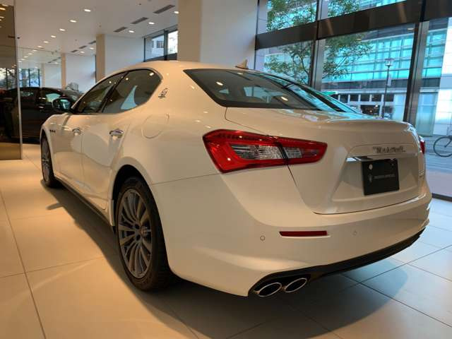 中古車 マセラティ ギブリ 3 0 ディーゼル の中古車詳細 2 000km ホワイト 愛知県 680万円 中古車情報 中古車検索なら 車 選びドットコム 車選び Com