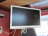 テレビはルーフに装備されたアンテナによって地デジの視聴が可能です!