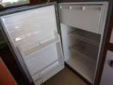 シンク・90L冷蔵庫・20L給排水タンク!キャブコンならではの冷蔵庫の大きさです。