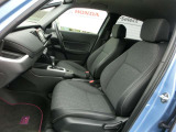 フロントシートは適度なホールド感のあるシートが運転を疲れにくく快適な乗車姿勢をサポートします。