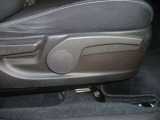 運転席のシートポジションはラチェット式で座ったままでも簡単にシート調整が可能です。