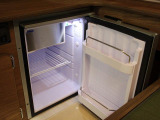 標準装備の冷蔵庫!いつでも冷たい飲み物をお飲み頂けます!12Vのサブバッテリーより電源供
