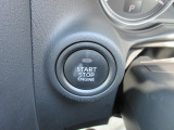ブレーキペダルを踏みながらインパネ上部のボタンを押すだけで、エンジンの始動/停止が操作できます!