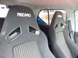 レカロ製専用シート!サポート性に優れたバケットシートはあらゆるシーンでスポーツ走行をサポート!専用のシート表皮を採用して、“RECARO”のロゴがオーナーの自尊心を満たしてくれる!