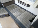 ダイネット部もベッド展開可能です。180cm×90cmとなります。